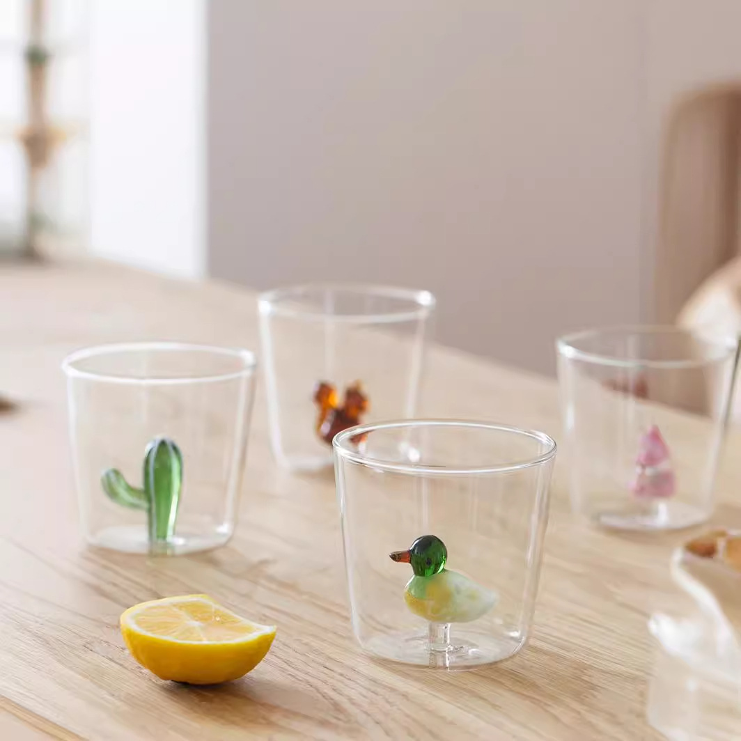 Diverses tasses d'eau tridimensionnelles pour petits animaux peuvent être personnalisées