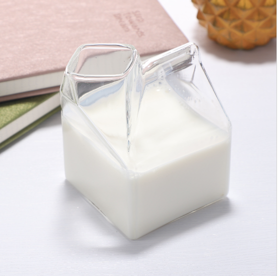 Les plus belles boissons en tasses en verre transparentes