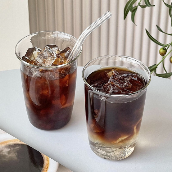 La texture de la tasse d'eau en verre