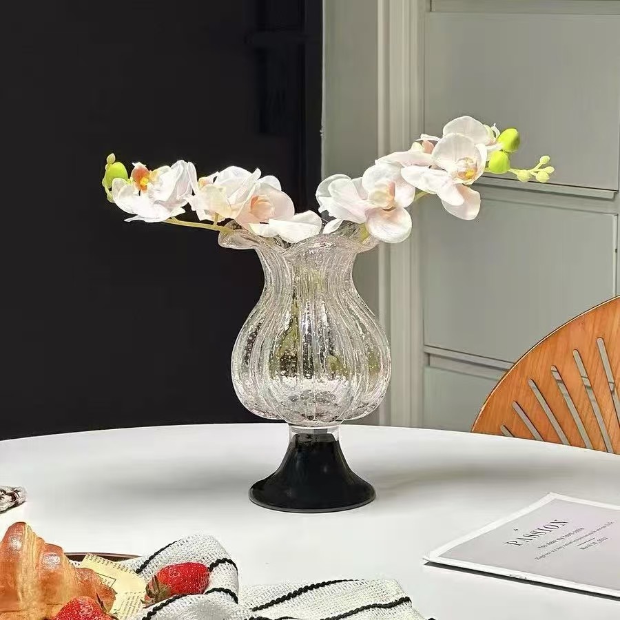 Divers vases en verre de forme étrange