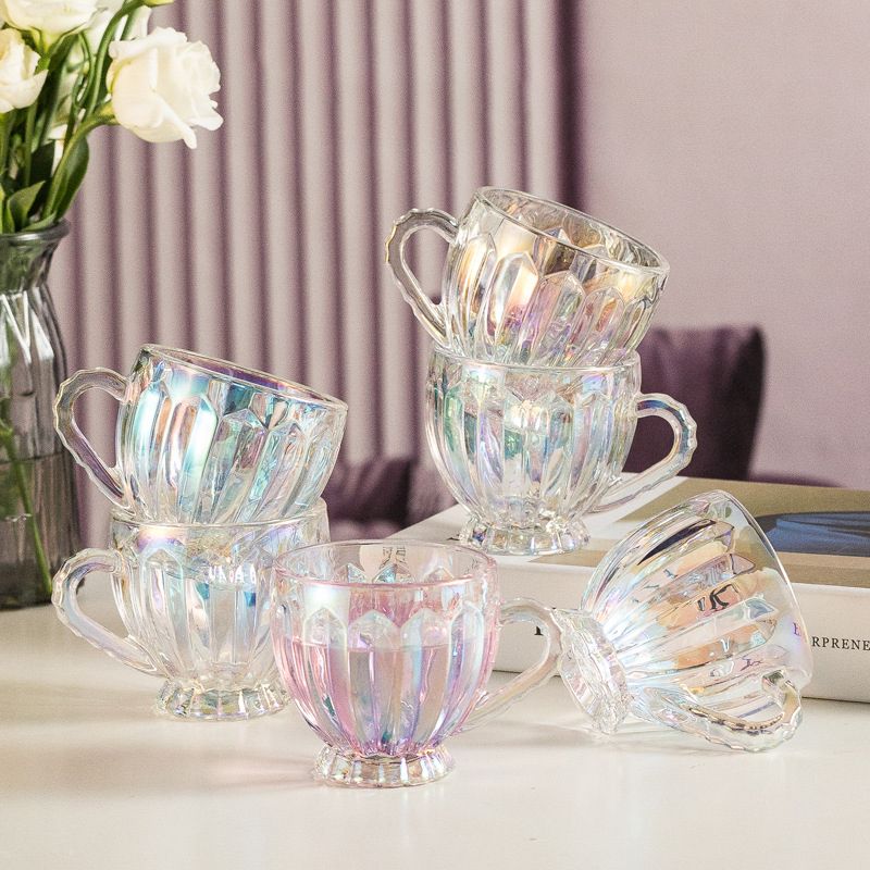 Ensemble de tasses d'eau en verre coloré