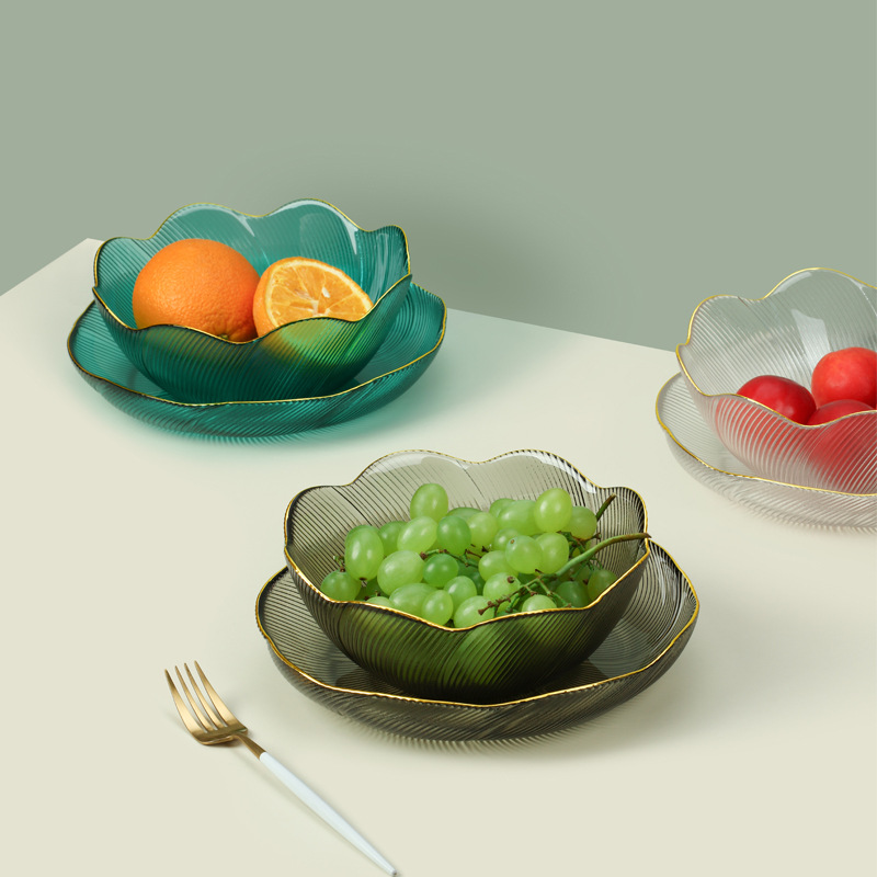 Bol en verre avec bord doré et lignes florales
