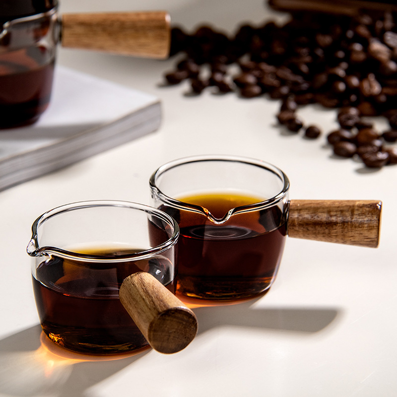 Tasse à café en verre avec manche en bois