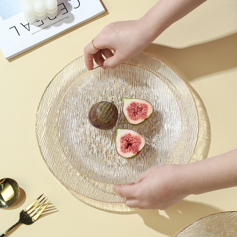 Assiette de fruits en verre cerclée d’or