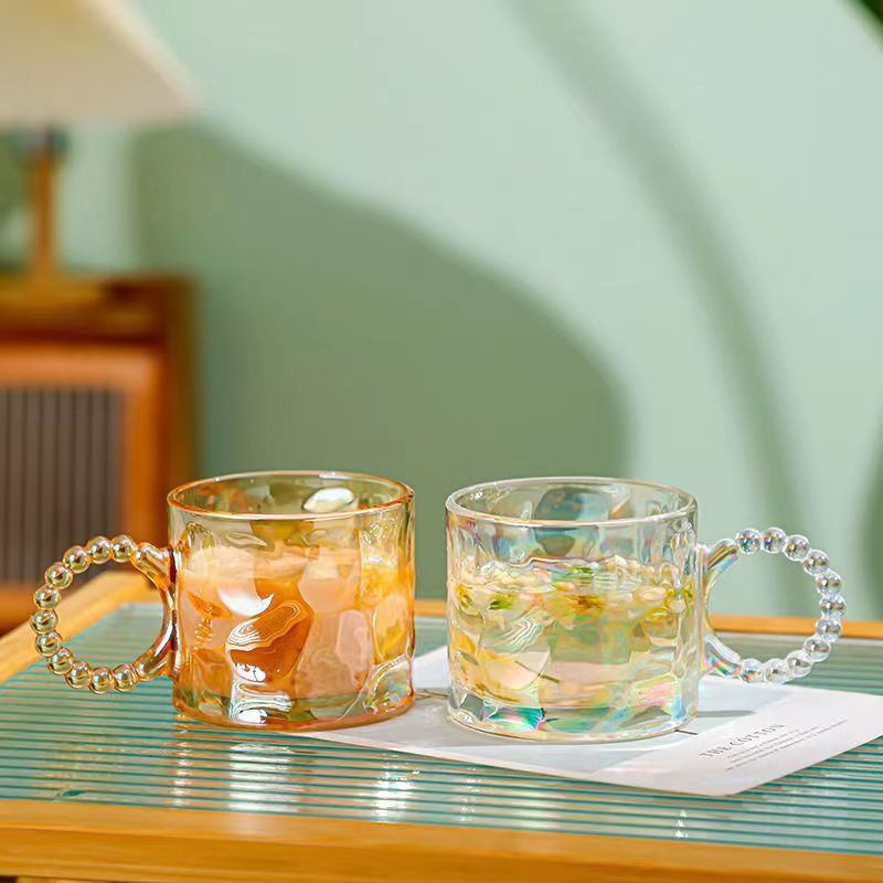 Bouteille d'eau en verre martelé avec poignée en perles