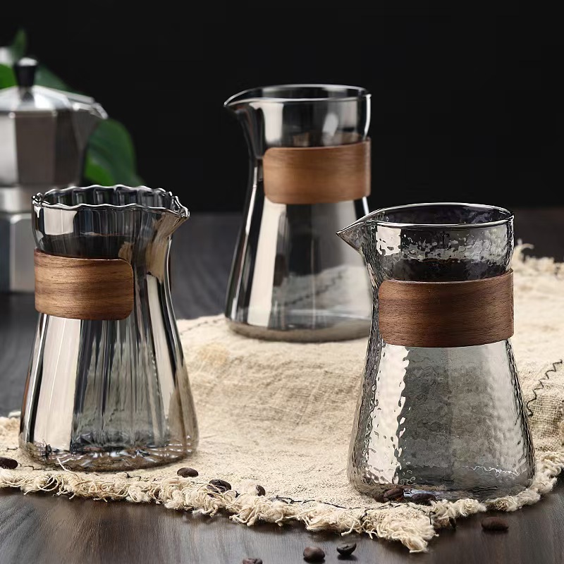 Les fabricants partagent une vente chaude à la main sur une cafetière