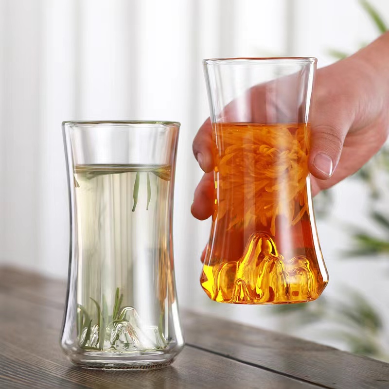 Tasse à thé en verre avec vue sur la montagne