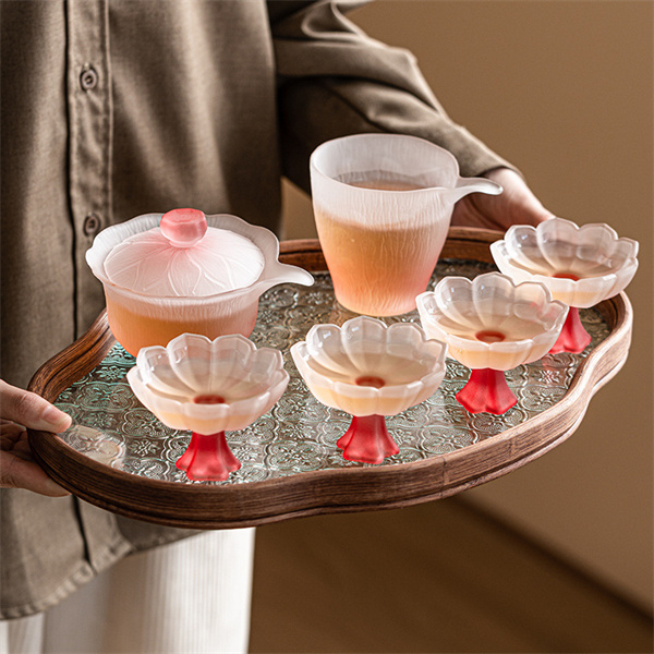 Ensemble de bols couverts en verre rose