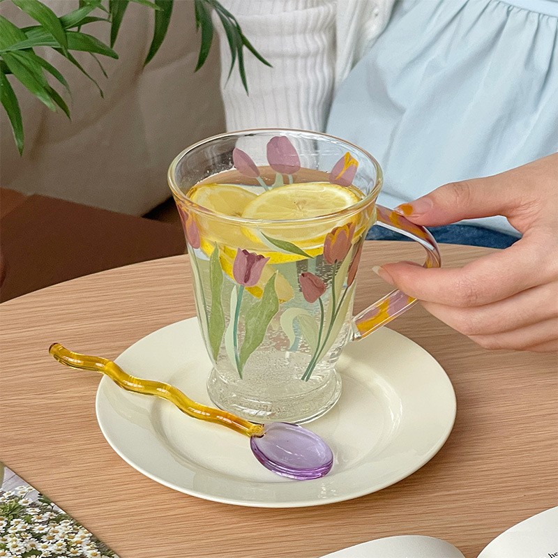 Tasse d'eau en verre à fleurs rétro