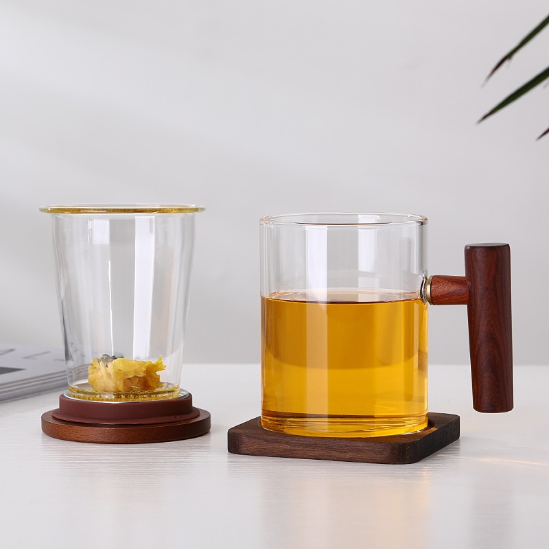 Tasse à thé en verre avec manche en bois simple