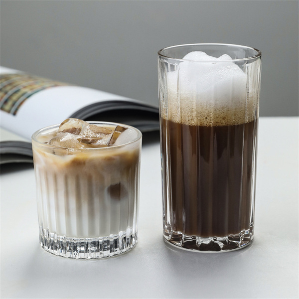 Verre à café en verre rayé élégant