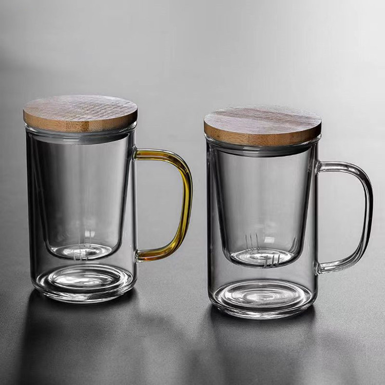 Tasse à thé en verre séparée par eau de thé