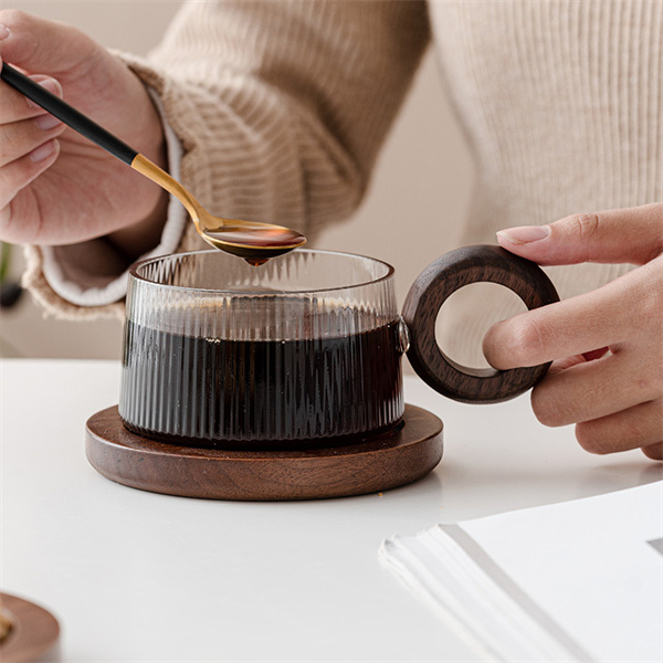 Tasse à café en verre à motif vertical